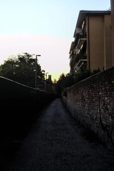 日落时住宅区有围墙和栅栏环绕的小路 — 图库照片