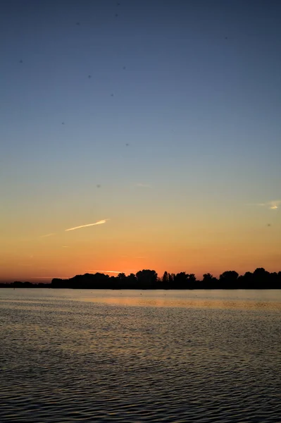 Puesta Sol Sobre Lago Con Bosque Fondo — Foto de Stock