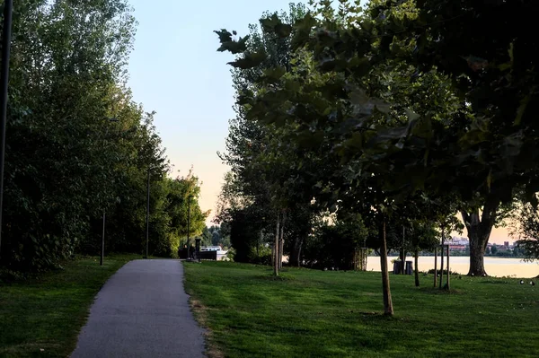 Grusväg Park Intill Sjö Vid Solnedgången — Stockfoto