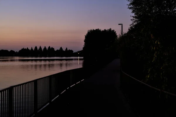 Gångväg Vid Sjö Park Vid Solnedgången — Stockfoto