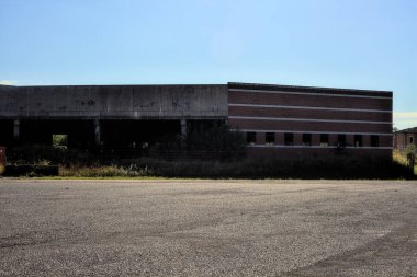 Güneşli bir günde, İtalya kırsalında terk edilmiş bir yerleşke.