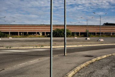 Güneşli bir günde, İtalya kırsalında terk edilmiş bir yerleşke.