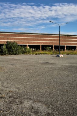 Güneşli bir günde, İtalya kırsalında terk edilmiş bir yerleşke.