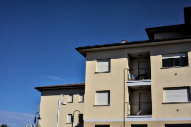 Güneşli bir günde modern bir konut binasının cephesi