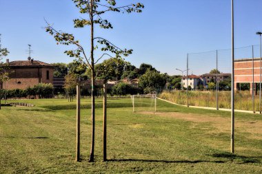 Bir yerleşim alanının küçük bir parkında futbol sahası.