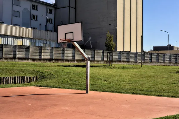 Bir yerleşim bölgesindeki parkta basketbol potası.
