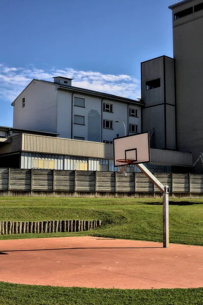 Баскетбольное Кольцо Парке Жилом Районе — стоковое фото