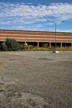 Güneşli bir günde, İtalya kırsalında terk edilmiş bir yerleşke.