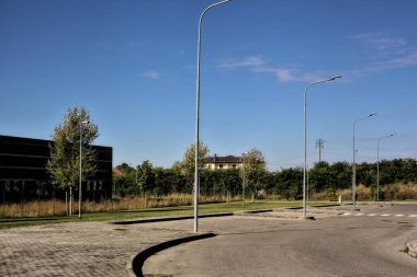 İtalya kırsalında bir yerleşim bölgesinde yol