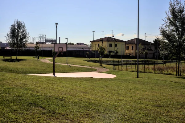 Baloncesto Aro Parque Una Zona Residencial —  Fotos de Stock