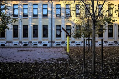 Gün batımında okulun arka bahçesinde basketbol potası.