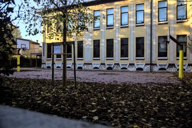 Gün batımında okulun arka bahçesinde basketbol potası.