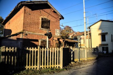 Gün batımında tren yolunun kenarındaki eski tuğla bina.