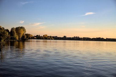 Gün batımında kıyıda Nehir boyunca uzanan