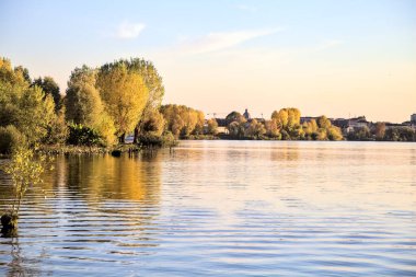 Gün batımında kıyıda Nehir boyunca uzanan