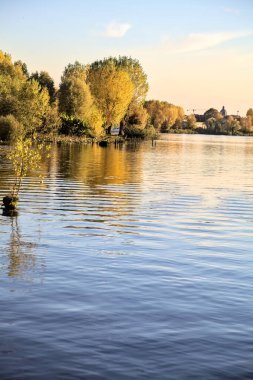 Gün batımında kıyıda Nehir boyunca uzanan