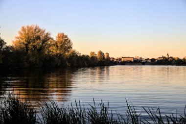 Gün batımında kıyıda Nehir boyunca uzanan