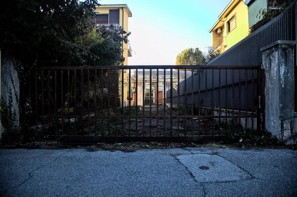 Patio Trasero Una Fábrica Abandonada Atardecer Otoño — Foto de Stock