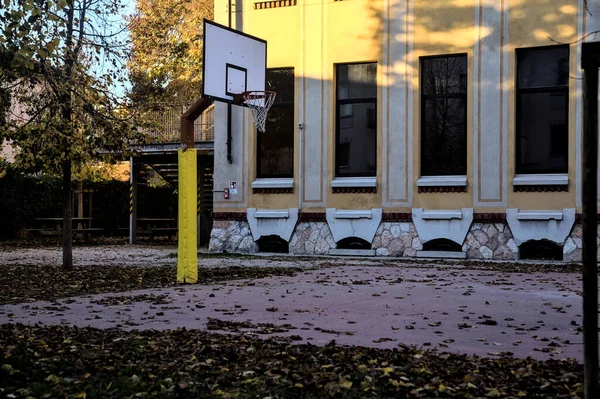 Gün Batımında Okulun Arka Bahçesinde Basketbol Potası — Stok fotoğraf