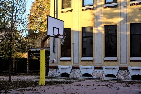 Basketball Cerceau Dans Cour Une École Coucher Soleil — Photo