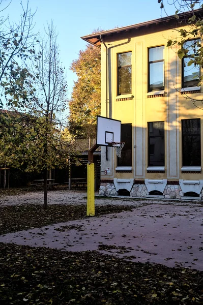 Basketbalový Koš Dvorku Školy Při Západu Slunce — Stock fotografie
