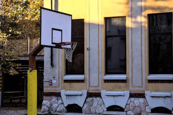 Gün Batımında Okulun Arka Bahçesinde Basketbol Potası — Stok fotoğraf