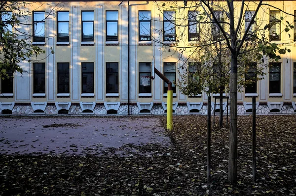 Gün batımında okulun arka bahçesinde basketbol potası.