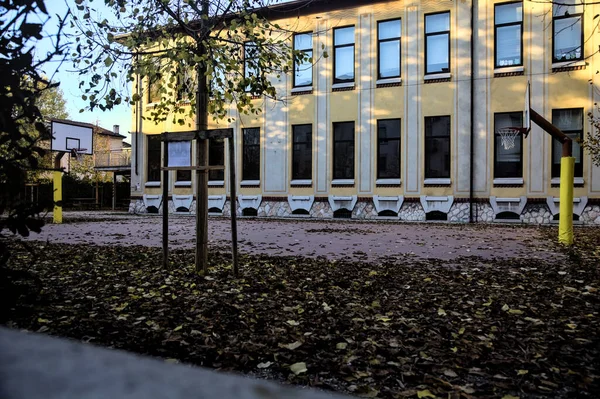 Aro Baloncesto Patio Trasero Una Escuela Atardecer — Foto de Stock