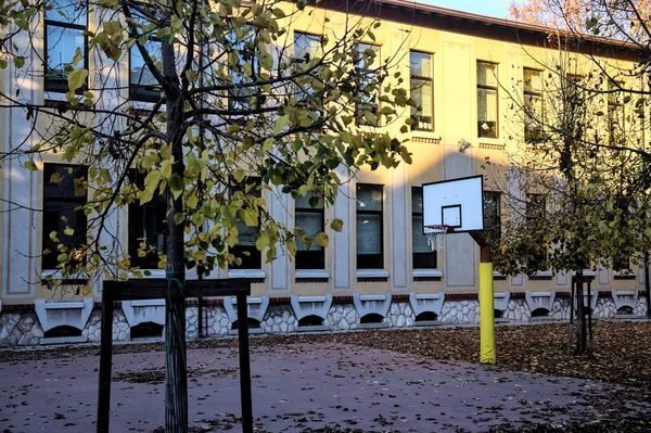 Μπάσκετ Στεφάνι Στην Πίσω Αυλή Ενός Σχολείου Στο Ηλιοβασίλεμα — Φωτογραφία Αρχείου