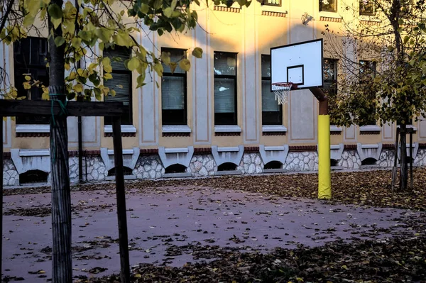 Gün Batımında Okulun Arka Bahçesinde Basketbol Potası — Stok fotoğraf