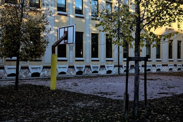 Gün batımında okulun arka bahçesinde basketbol potası.