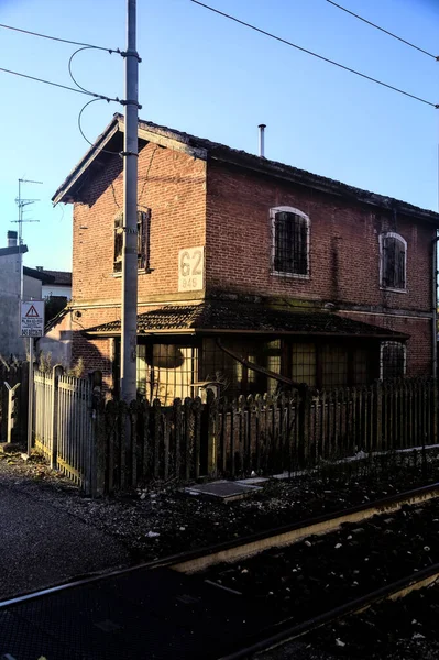 Antiguo Edificio Ladrillo Borde Cruce Ferroviario Atardecer —  Fotos de Stock