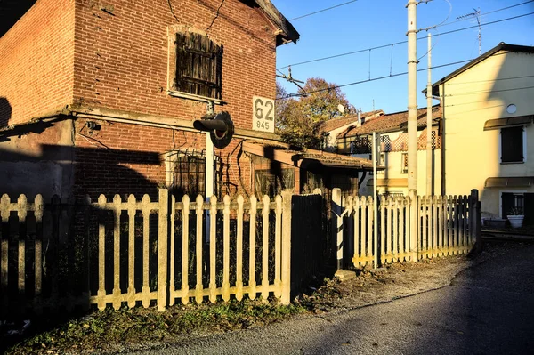 Gün batımında tren yolunun kenarındaki eski tuğla bina.