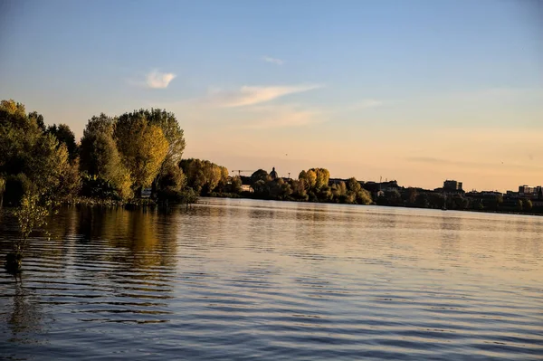 Gün batımında kıyıda Nehir boyunca uzanan