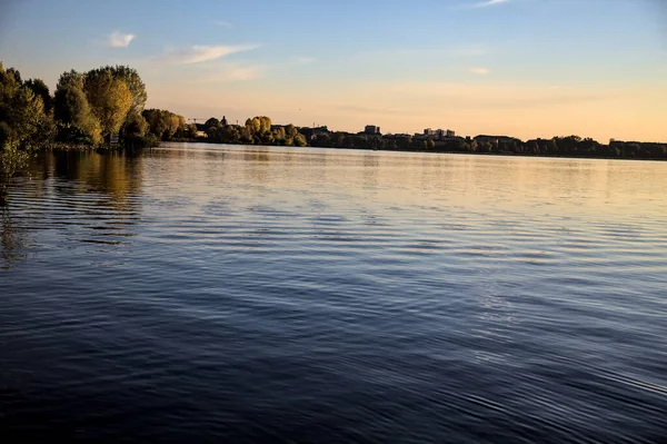Gün batımında kıyıda Nehir boyunca uzanan