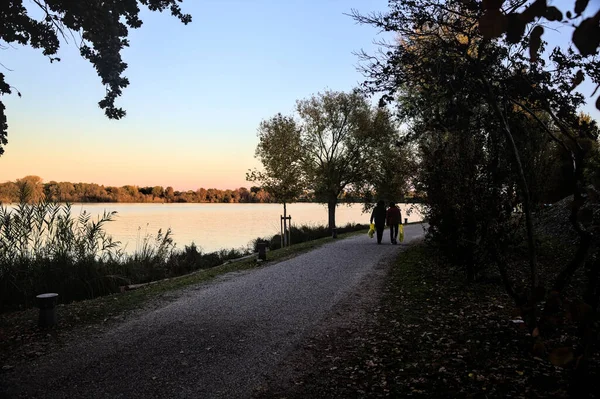 Schotterweg Flussufer Einem Park Bei Sonnenuntergang Herbst Mit Spaziergängern — Stockfoto