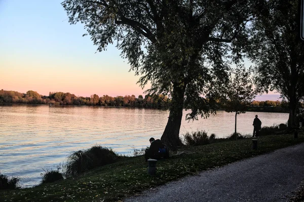 Grusväg Vid Flodstranden Park Vid Solnedgången Hösten Med Folk Som — Stockfoto