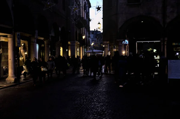 Gatan Italiensk Stad Med Folk Som Strosar Skymningen — Stockfoto