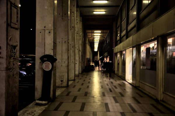 Porchway Moderno Uma Cidade Italiana Noite — Fotografia de Stock