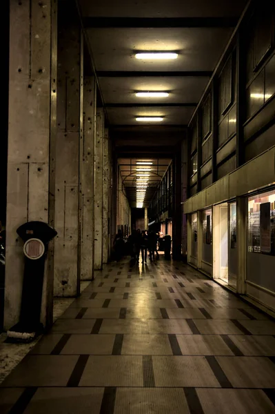 Porchway Moderno Uma Cidade Italiana Noite — Fotografia de Stock