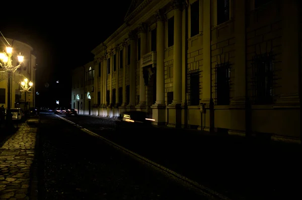 Rua Pavimentada Uma Cidade Italiana Noite Com Fachada Castelo — Fotografia de Stock