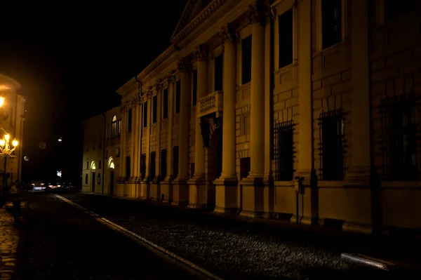 Verharde Straat Een Italiaanse Stad Nachts Met Gevel Van Een — Stockfoto
