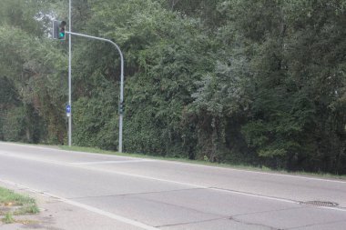 Bulutlu bir günde parkın önünden geçen bir yol.