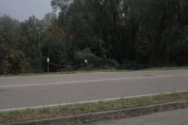 Bulutlu bir günde parkın önünden geçen bir yol.