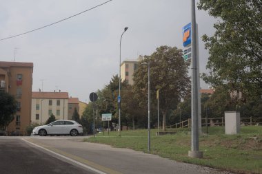 Bulutlu bir günde bir kenar mahalleden geçmek