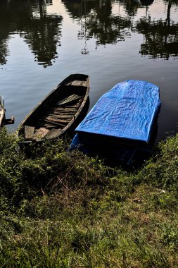 Kıyıya demir atmış bir tekne