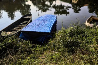 Kıyıya demir atmış bir tekne