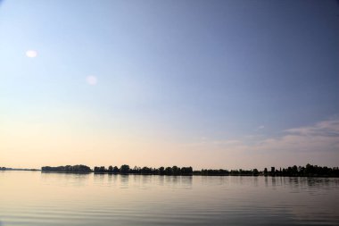 Sonbaharda gün batımında göl