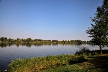 Gün batımında bir gölün kıyısında