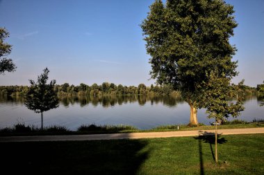 Gün batımında bir gölün kıyısında